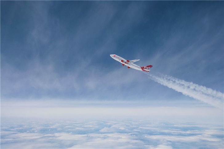 维珍轨道“铺路”：波音747把火箭带到万米高空发射