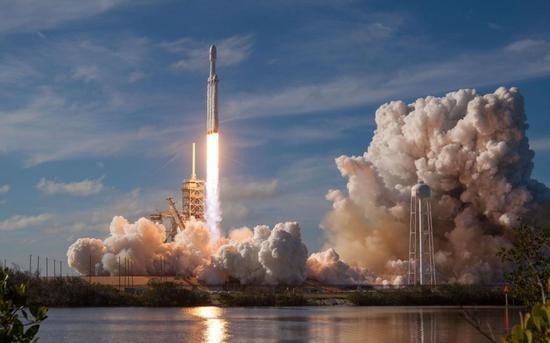 SpaceX赢得NASA独家合同 质疑蓝色起源 了解情况