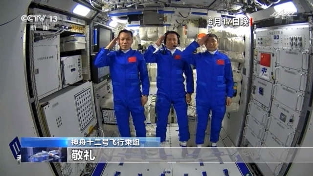 航天员牛年玩偶挂在核心舱 网友呼吁:中国航天看好