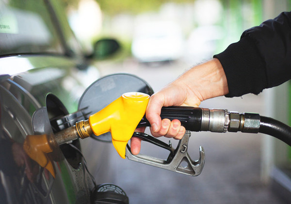 油价上涨:今年第九次上涨 加满一箱油大约10元