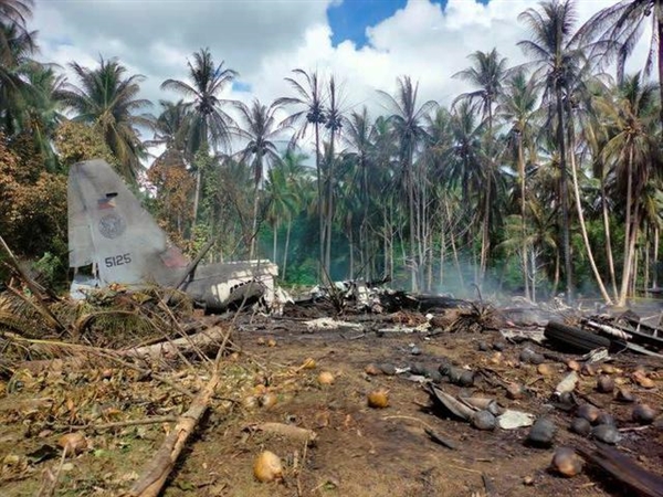 菲律宾军用飞机坠毁50死53伤:坠机前图片曝光