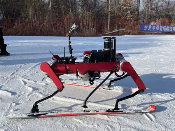 上海交通大学自主研发的滑雪机器人:六足灵活避障