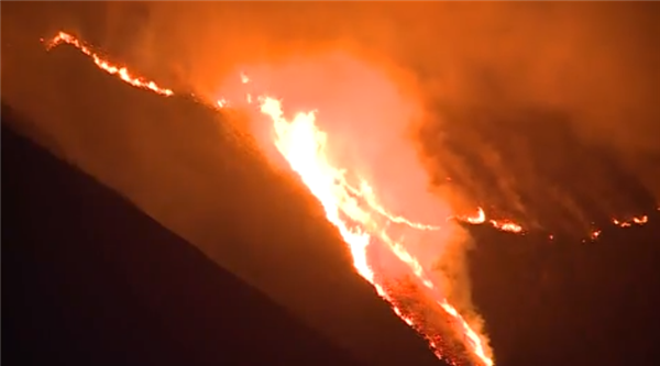 大规模山火席卷加州海岸:场面恐怖得像世界末日