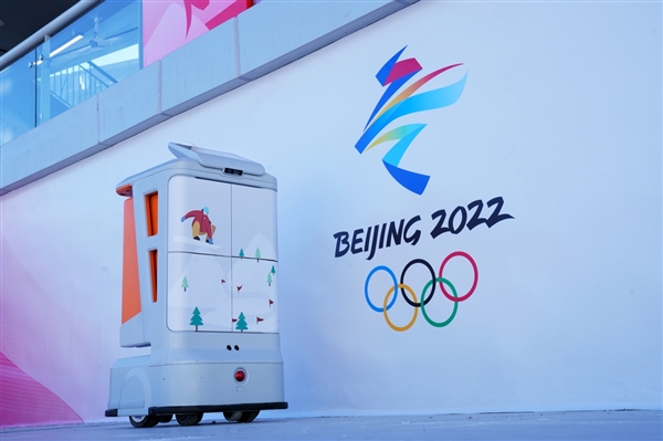 9号机器人在北京冬奥会上大显身手 外国运动员晒太阳经历视频